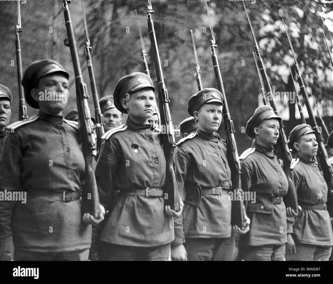 Bataillon der Tod-Mädchen, die am 7. November 1917 die provisorische Regierung in Russland eingetragen wurde durch die bolschewistische Bewegung bringen Vladimir Lenin gestürzt und Leon Trotsky macht Lenin einen Friedensvertrag mit Deutschland ziehen Russland aus der ersten Weltkrieg jedoch neu gegründeten Roten Armee unter Trotzki s Führung noch viel kämpfen unterzeichnete hatte, um Russland zu tun wurde aufgeteilt in rot s der bolschewistischen pro Revoloutionaries und die weißen Unterstützer von Zar Nicholas II die Bataillon des Todes gehörte zu mehreren weiblichen Bataillone beidseitig russische Frauen angemeldet, um zu kämpfen die Stockfoto