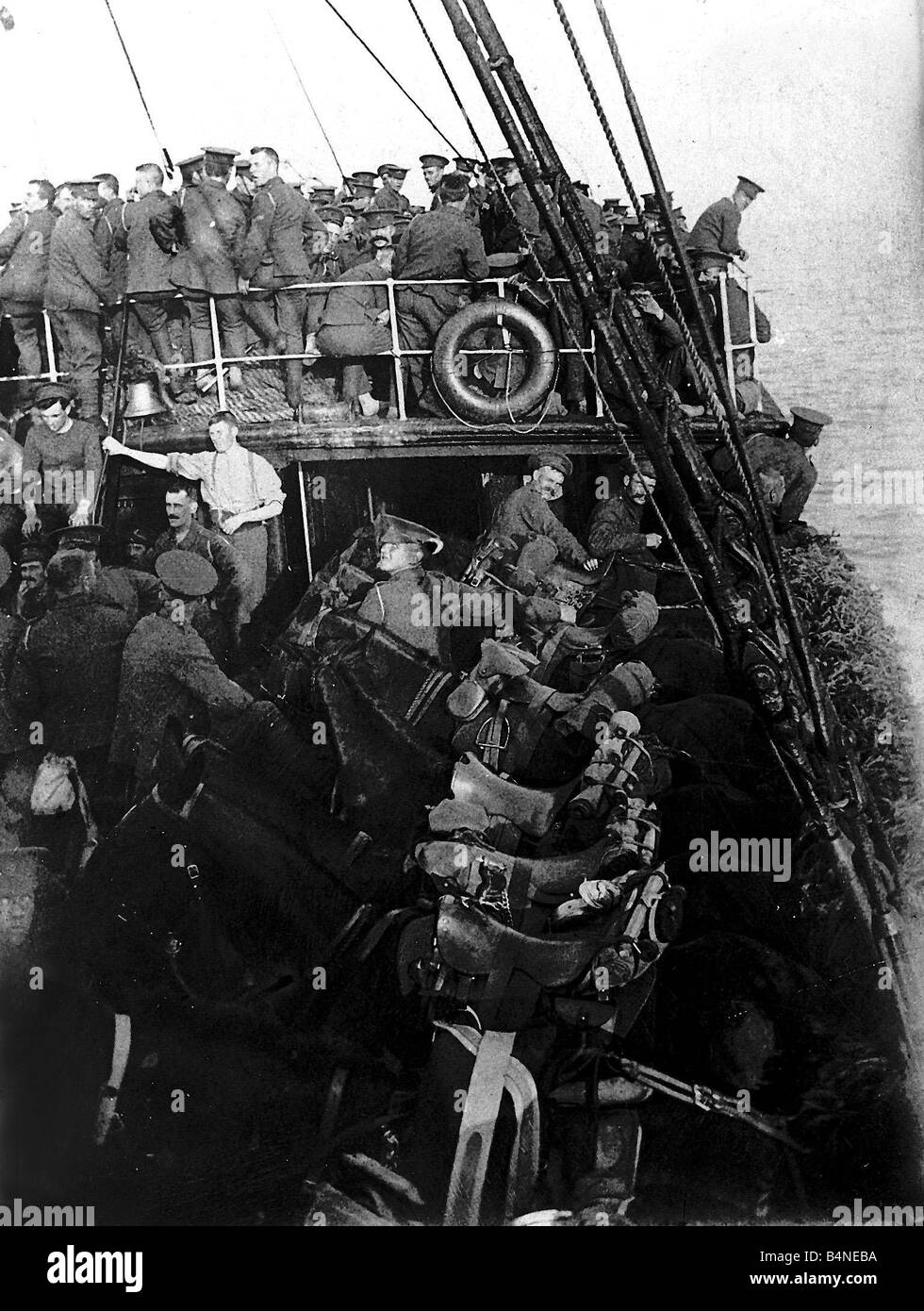 Britische Kavallerie und Pferde an Bord eines Schiffes auf dem Weg nach Frankreich August 1914 der britischen Expedtionary-Force wurden sicher von ihrem Kommandanten Field Marshall Sir John French, dass alles wird von Weihnachten einige 70 000 überquerten den Kanal im Geheimnis von Weihnachten ihre Verluste katastrophal waren Stockfoto