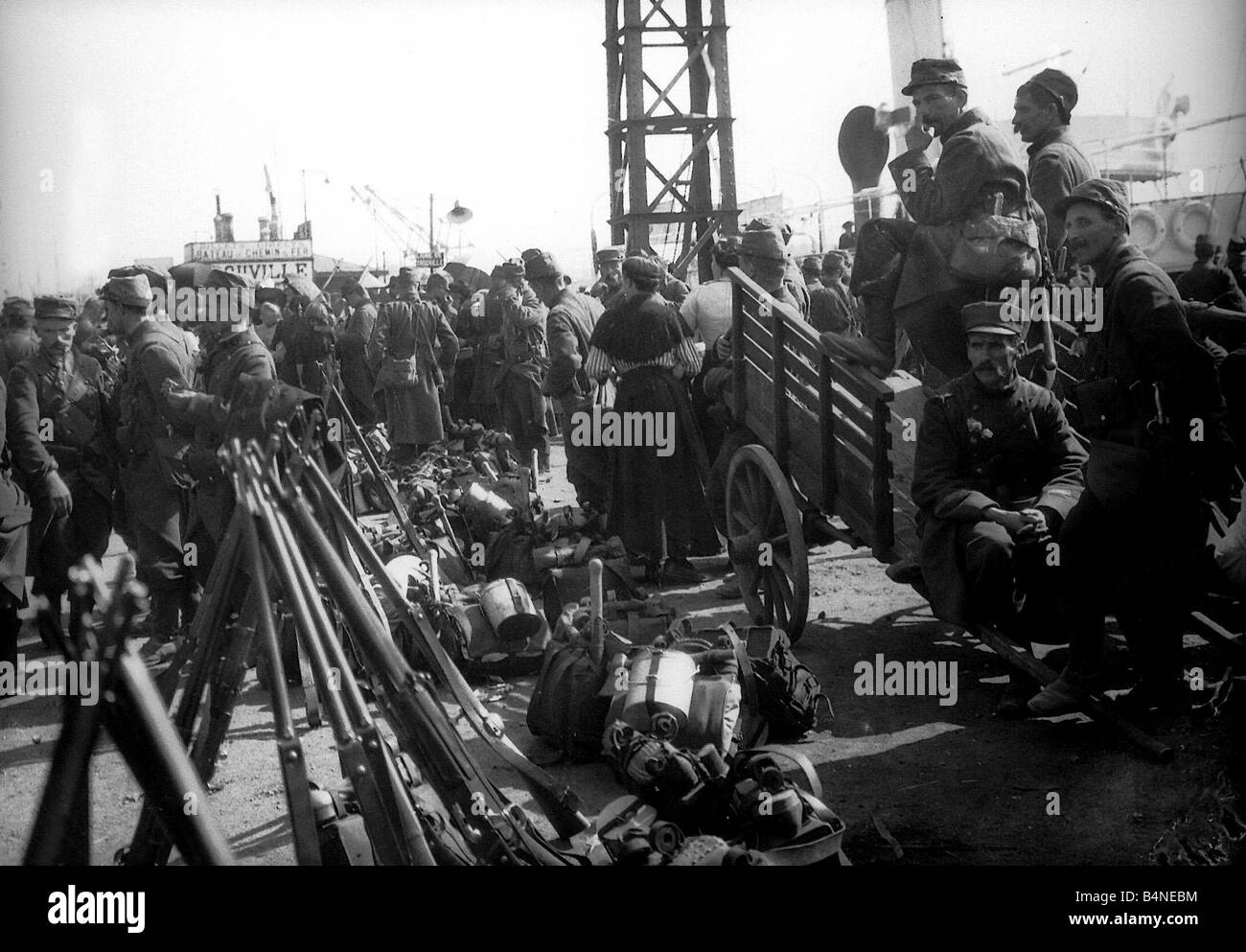 Französische Soldaten verlassen Le Havre für die Front 7. September 1914 französische Truppen warten darauf, in Le Havre Stärkung Alliierten Abwehr rund um Paris auf 4. August begeben sich Einmarsch deutscher Truppen Belgien und so der Plan von Graf Von Schlieffen, einen Krieg an zwei Fronten kämpfen erbte Kraft belgischen Truppen kämpften tapfer gegen die deutsche Armee und fügten schwere Verluste jedoch deutsche Militär könnte die Verteidiger überwältigt und so war die deutsche Kriegsmaschinerie frei März an Paris Verstärkungen wie diese Männer zur Verteidigung der Hauptstadt eingezogen wurden und am 14. des ersten September entscheidend Stockfoto