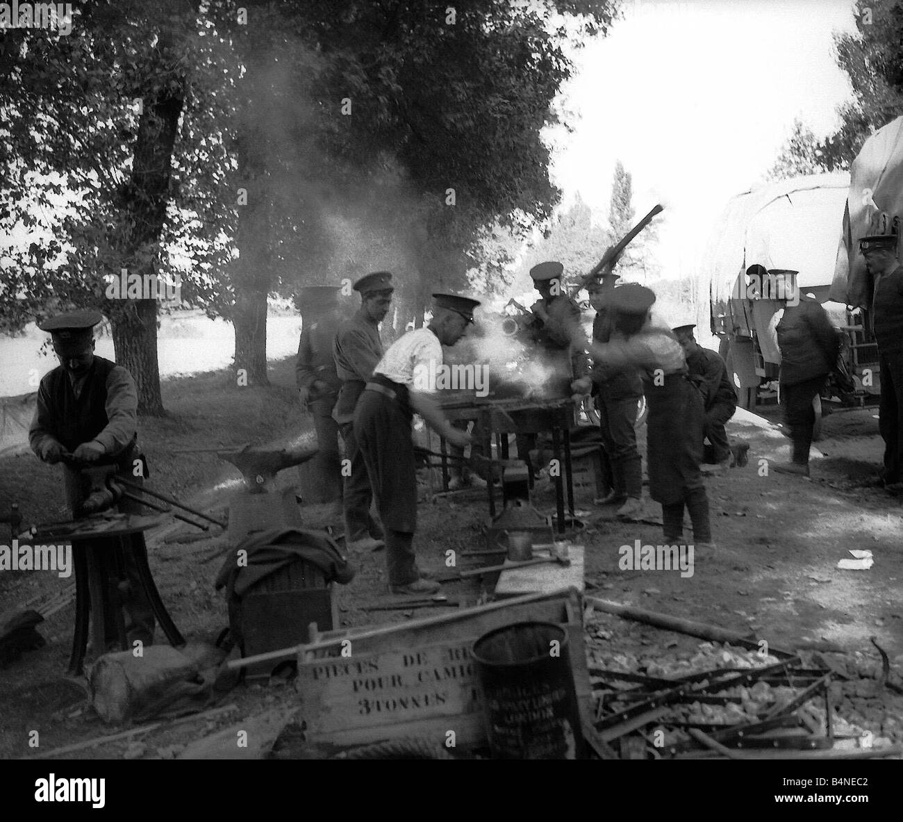 Army Service Corps arbeiten eine Schmiede in Frankreich 1914 Oktober 1914 sah der Krieg neu und unerwartet in eine Phase eintreten wenn Gräben gegraben wurden als Mittel zur Verteidigung und eine Poststation für Angriff Stockfoto