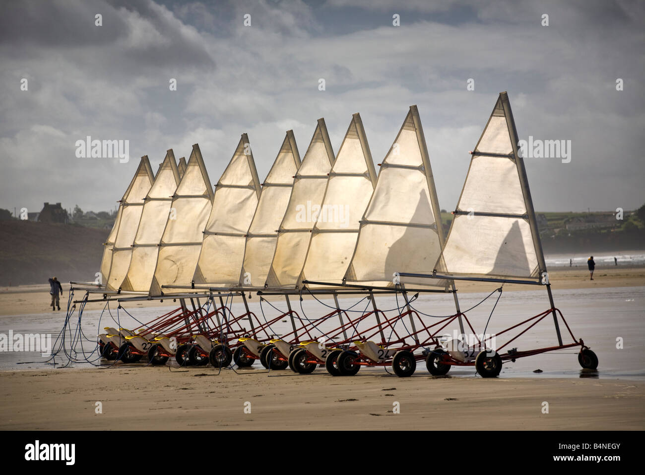 Ein Sand Yacht-Reihe am Strand Pentrez Saint Nic (Bretagne). Rangée de chars À Voile Sur la Plage de Pentrez Saint Nic (Frankreich). Stockfoto