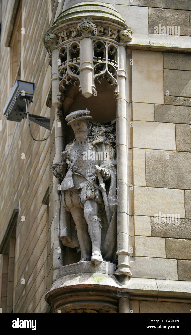 Statue von Sir Thomas Gresham an der Ecke der Rose Crescent und Stadtzentrum Trinity Street, Cambridge, Cambridgeshire, Großbritannien Stockfoto