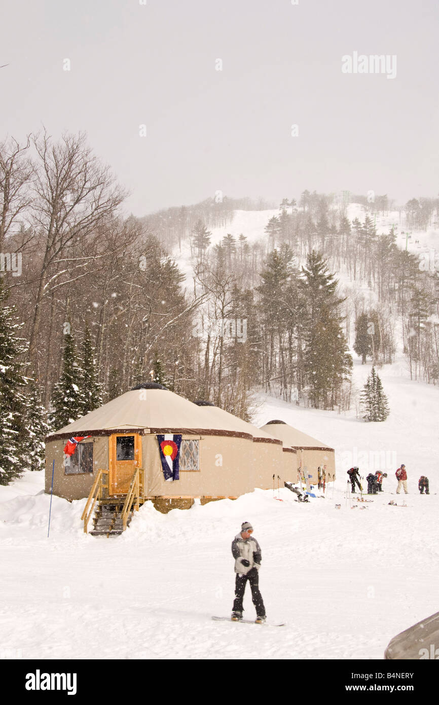 Jurten sind für Unterkunft im Skigebiet Mount Böhmen in Ufer Upper Peninsula verwendet. Stockfoto