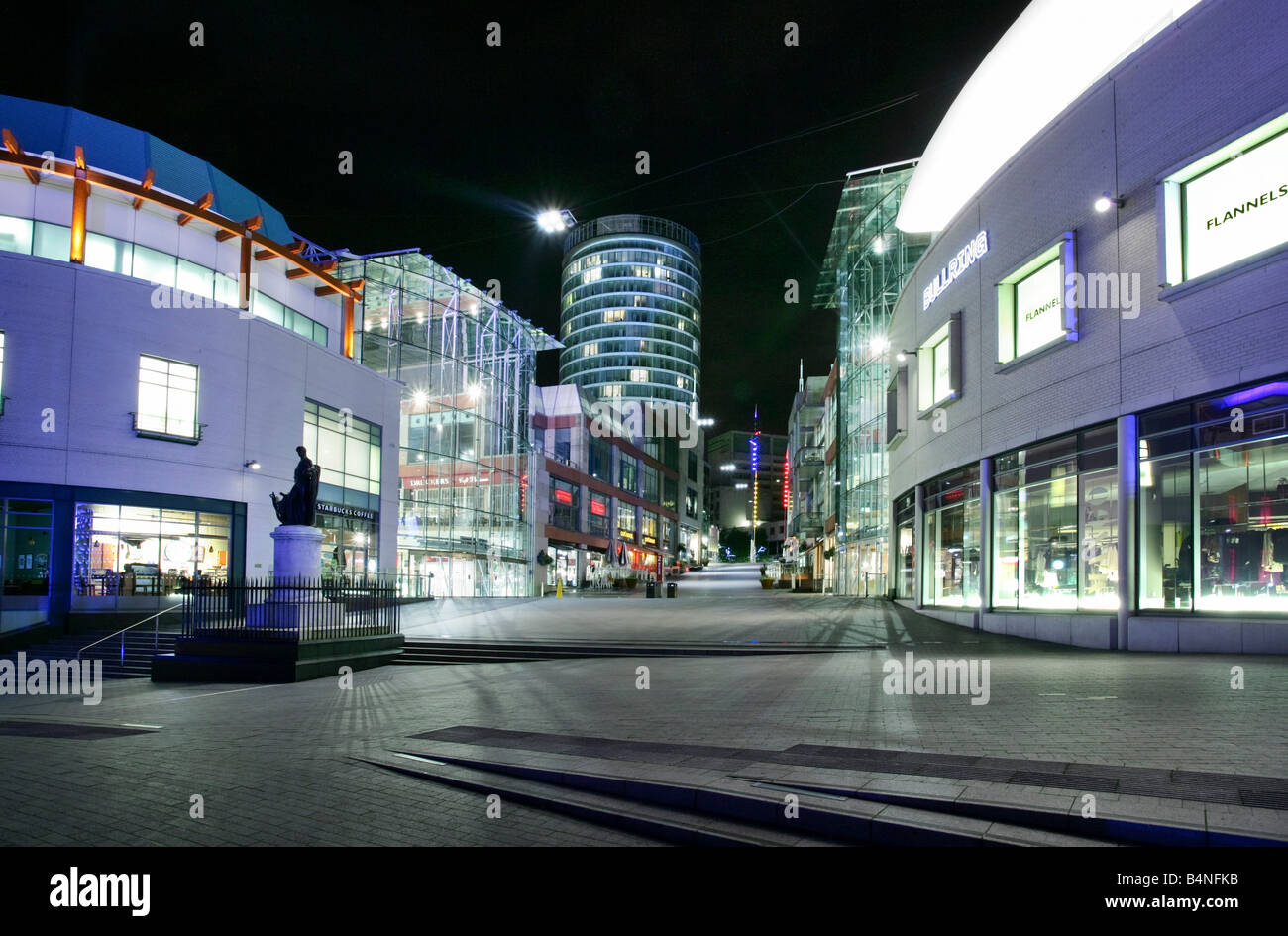 Das Bullring Shopping Centre und die Rotunde in der Nacht Stockfoto