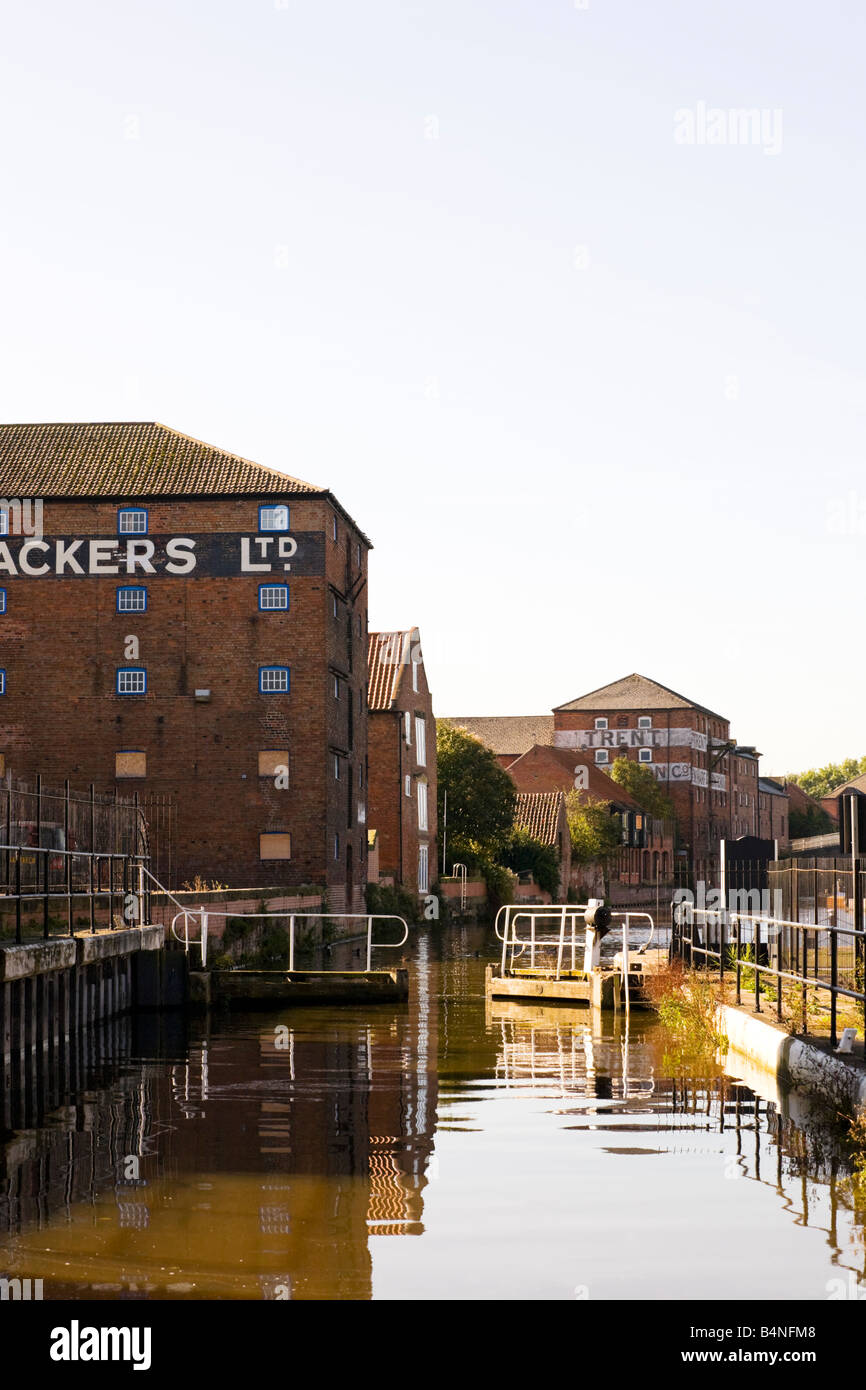 Arbeitsboote auf dem Newark-Kanal, Nottinghamshire, England Stockfoto