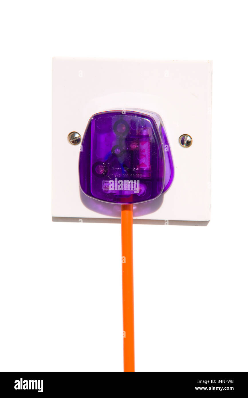 Farbenfroher, transparenter violetter Elektrostecker und orangefarbenes Kabel auf weißem Kabel Stockfoto