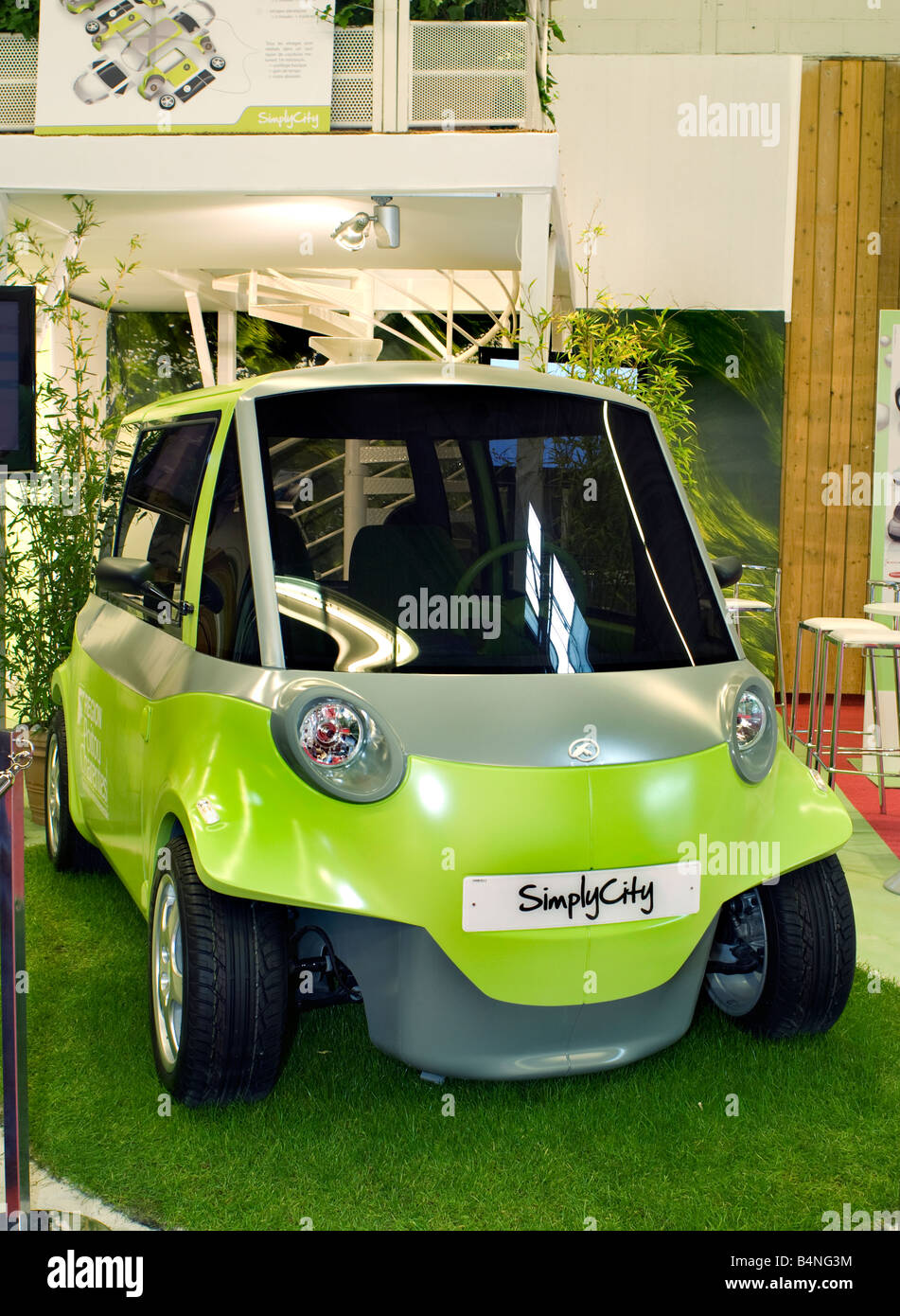 Paris Frankreich, Fachmesse, französisches Elektroauto „Heuliez“ Mikroauto von „Dierdre Design Eco Mobilite“ im Display, ultraleicht, Frontdisplay Stockfoto