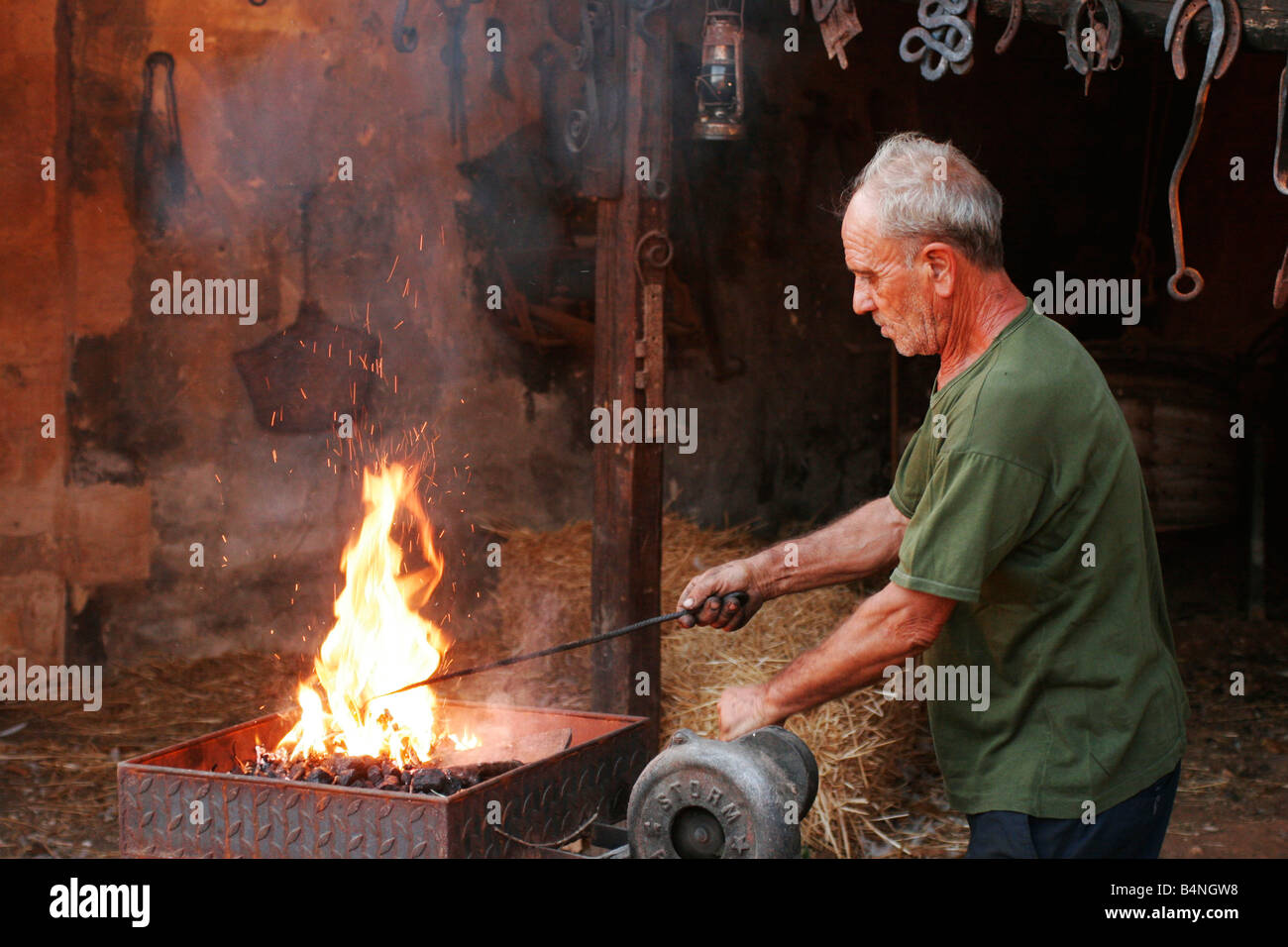 Schmied Feuer in der anthropologischen Museum unter freiem Himmel, Mangiapane Höhle Custunaci Trapani Sizilien vorbereiten Stockfoto