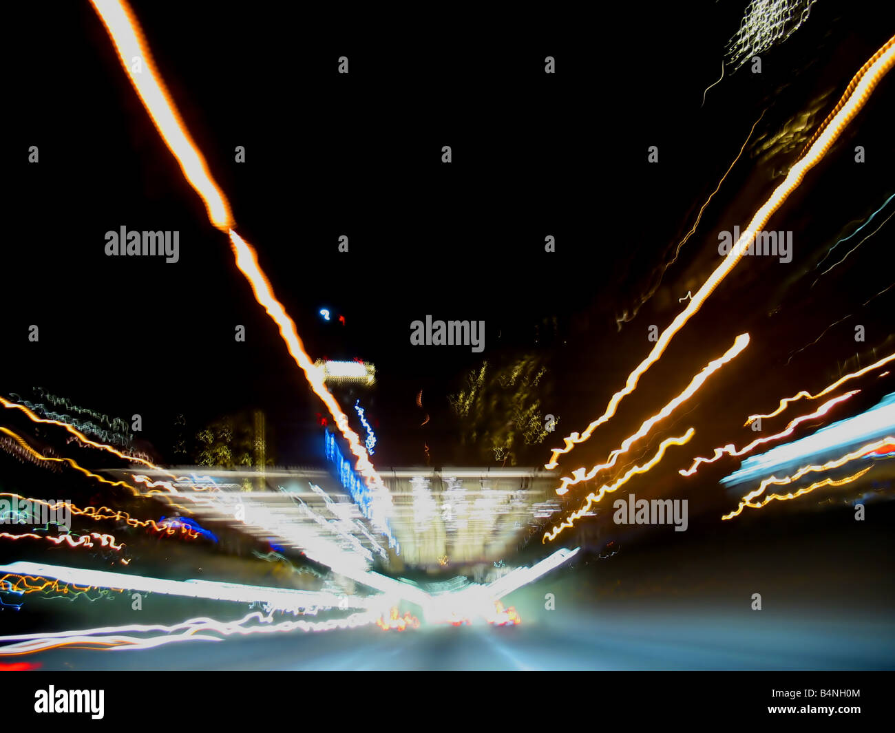 eine kühle Nacht-Autobahn-Szene Stockfoto