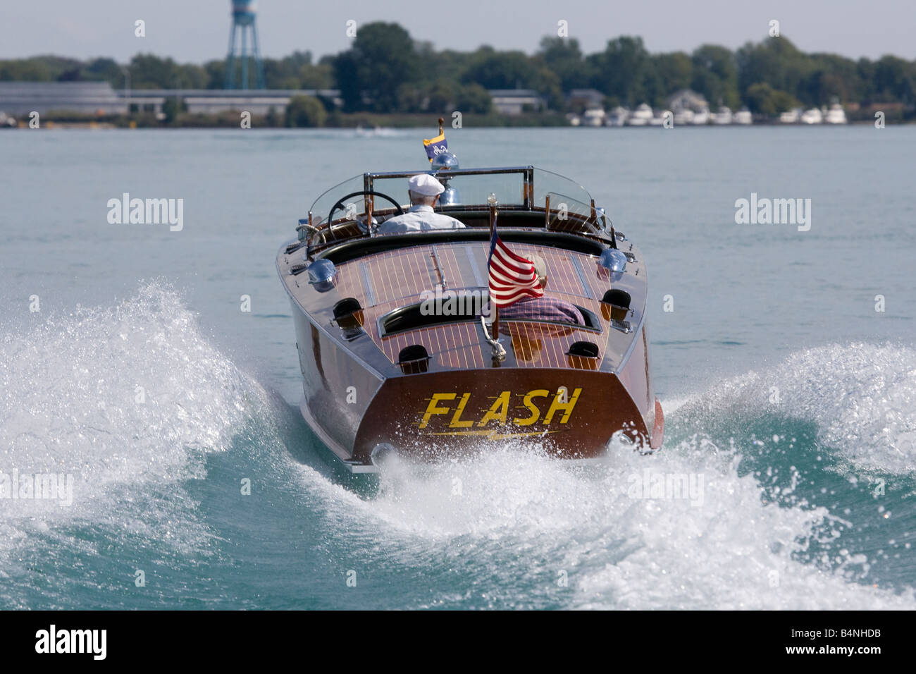 Ein antikes Holzboot mit mäßiger Geschwindigkeit von hinten fotografiert. Stockfoto