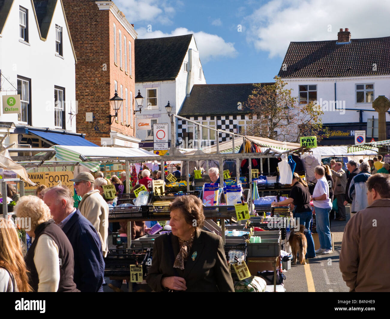 Der überfüllte Markt auf dem Marktplatz in der kleinen englischen Stadt Knaresborough, North Yorkshire, England Großbritannien Stockfoto