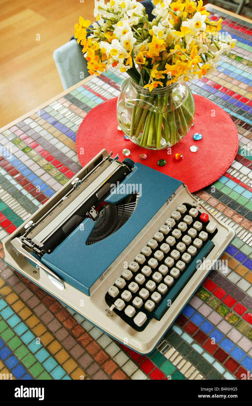 Vintage Blue Schreibmaschine auf einem Tisch Stockfoto