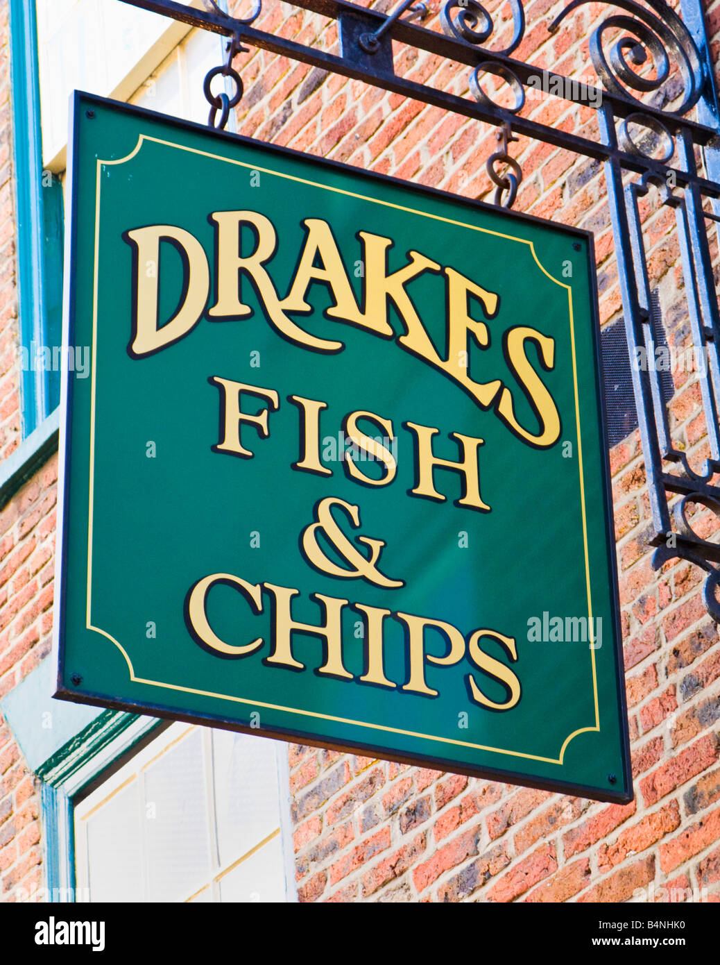 Bemalten hängenden Zeichen für Fish &amp; Chips-Shop, UK Stockfoto