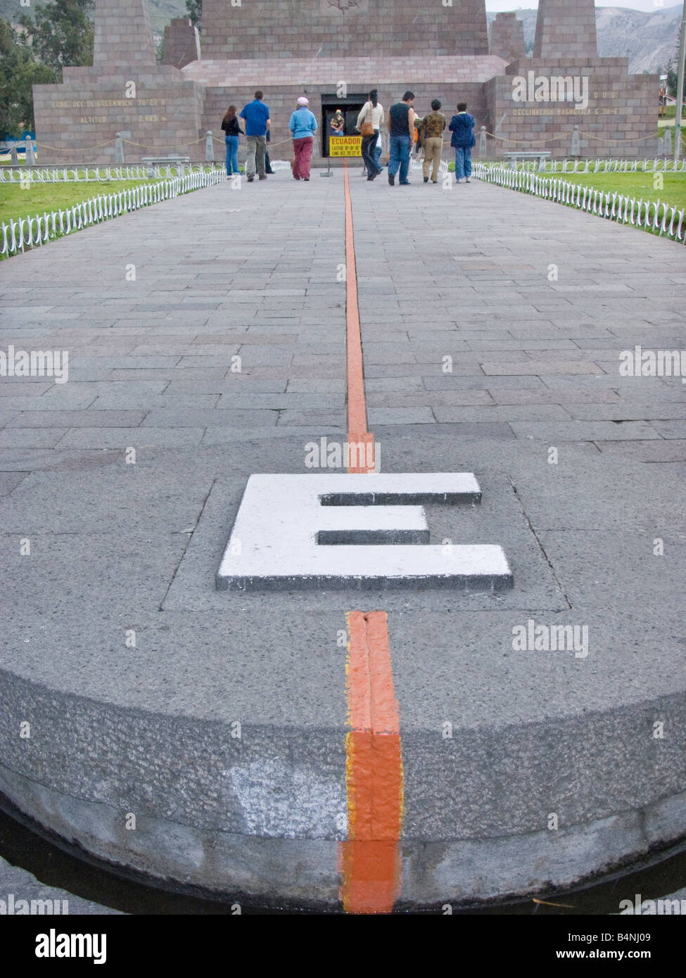Die Äquator Linie Äquator Aequator QUITO ECUADOR Grenze gebunden Grenzlinie Quito Ecuador Hauptstadt außerhalb Südamerikas E Stockfoto Die Äquator Linie Äquator Aequator QUITO ECUADOR Grenze gebunden Grenzlinie Quito Ecuador Hauptstadt außerhalb Südamerikas E Stockfoto