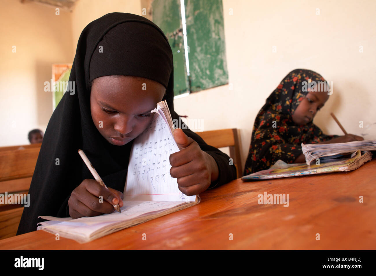 Junge Mädchen studieren an einer Koranschule in Somaliland, Nordsomalia Stockfoto