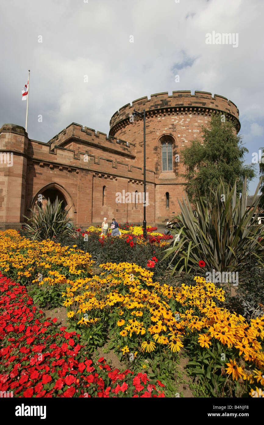 City of Carlisle, England. Beete vor dem Ostturm Zitadelle oder Court House. Stockfoto