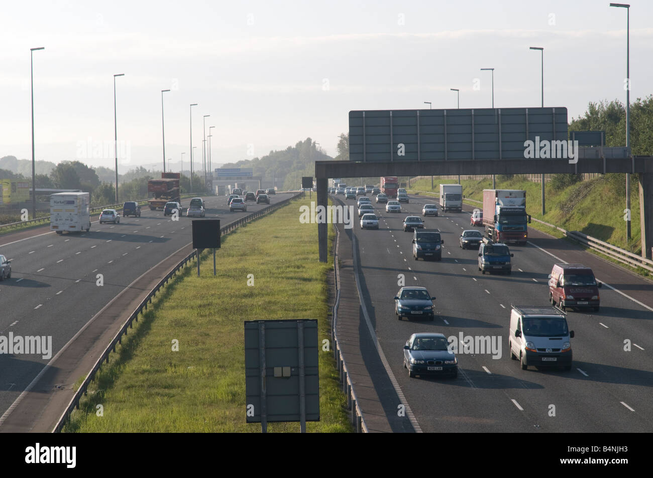 am frühen Morgen Verkehr auf der Autobahn M6 bei Preston war dies der erste Abschnitt der Autobahn im Vereinigten Königreich Stockfoto