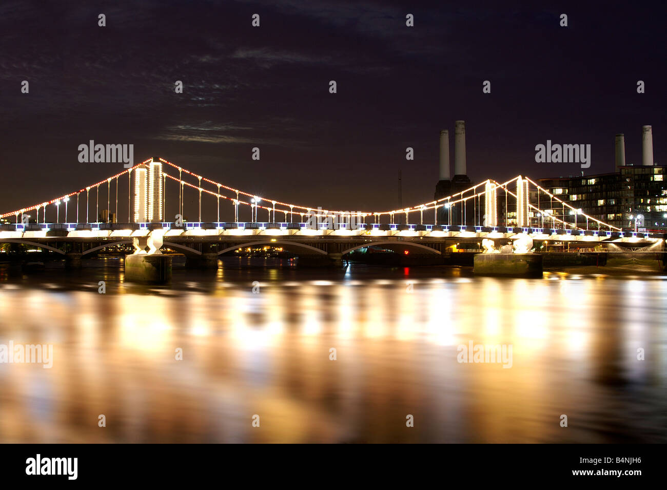 Chelsea Bridge bei Nacht, London Stockfoto