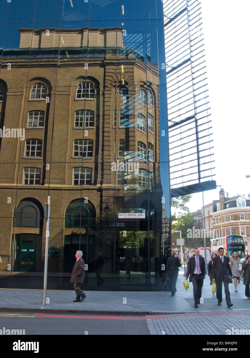 Ein Gebäude spiegelt sich in einem anderen. Tooley Street, London, SE1 Stockfoto
