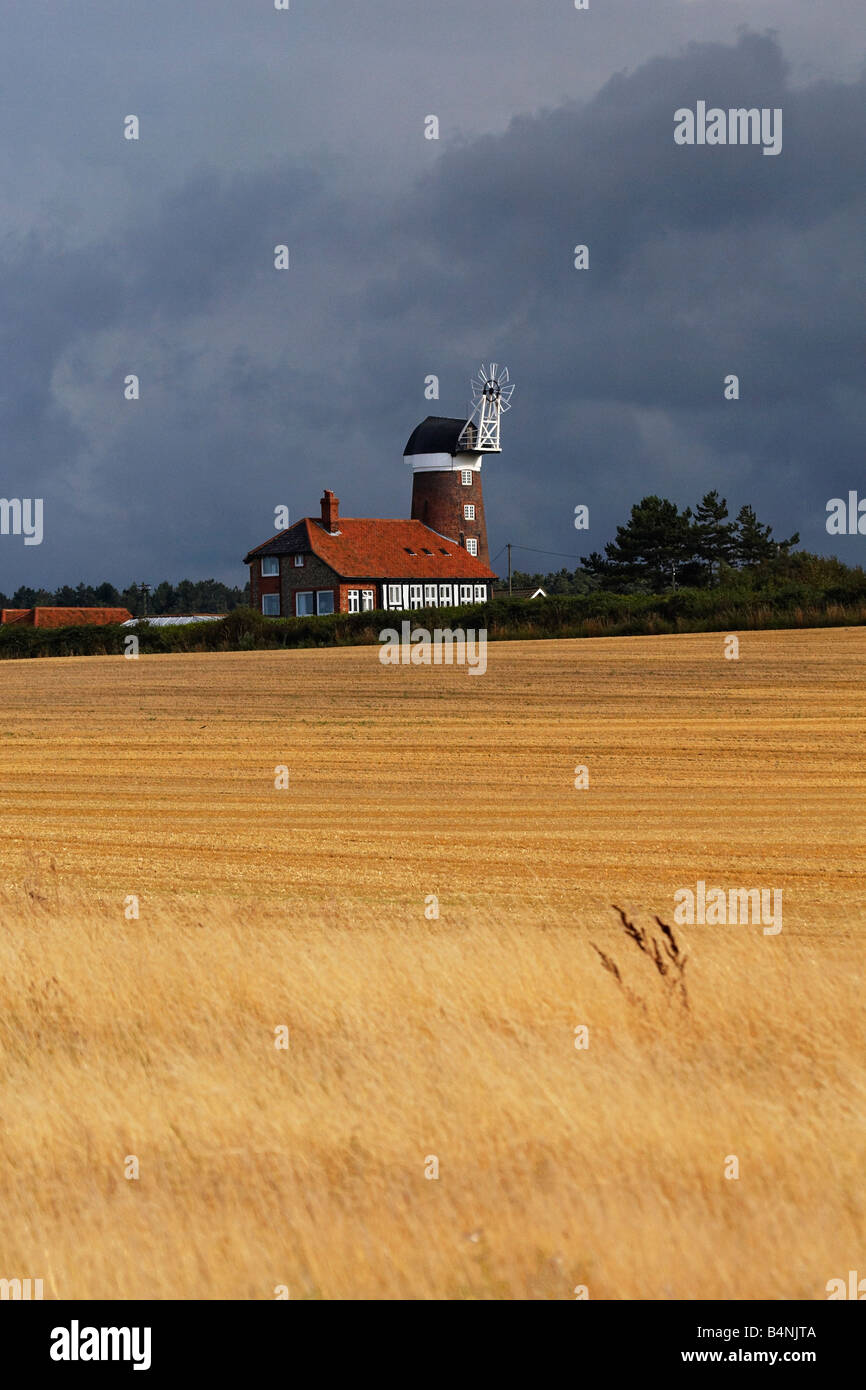 Frisch Erntefeld vor einer Windmühle am Weybourne an der Küste von Norfolk Stockfoto