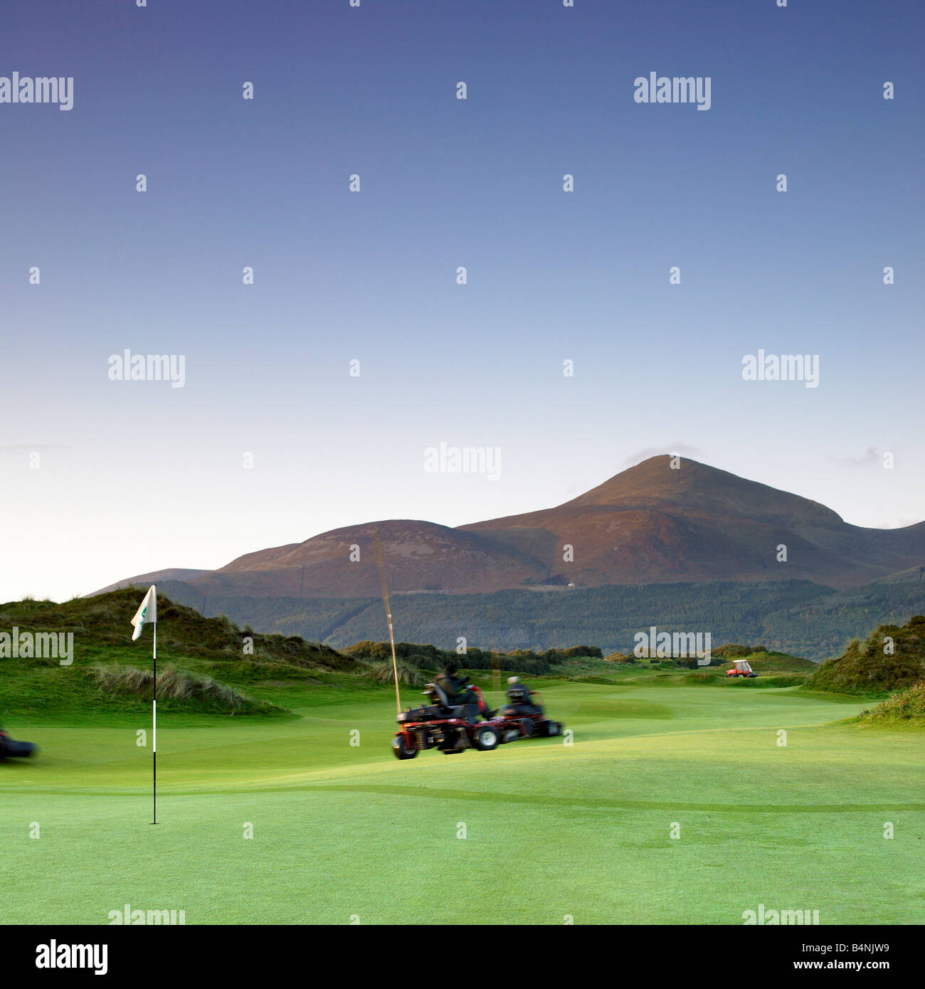 Royal County Down Golf Club Fairways gekürzt in den frühen Morgenstunden Mourne Mountains im Hintergrund Stockfoto