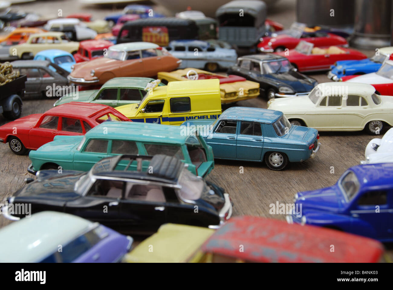 gemischte Sammlung von Spielzeugautos an Braderie von Lille Frankreich Stockfoto