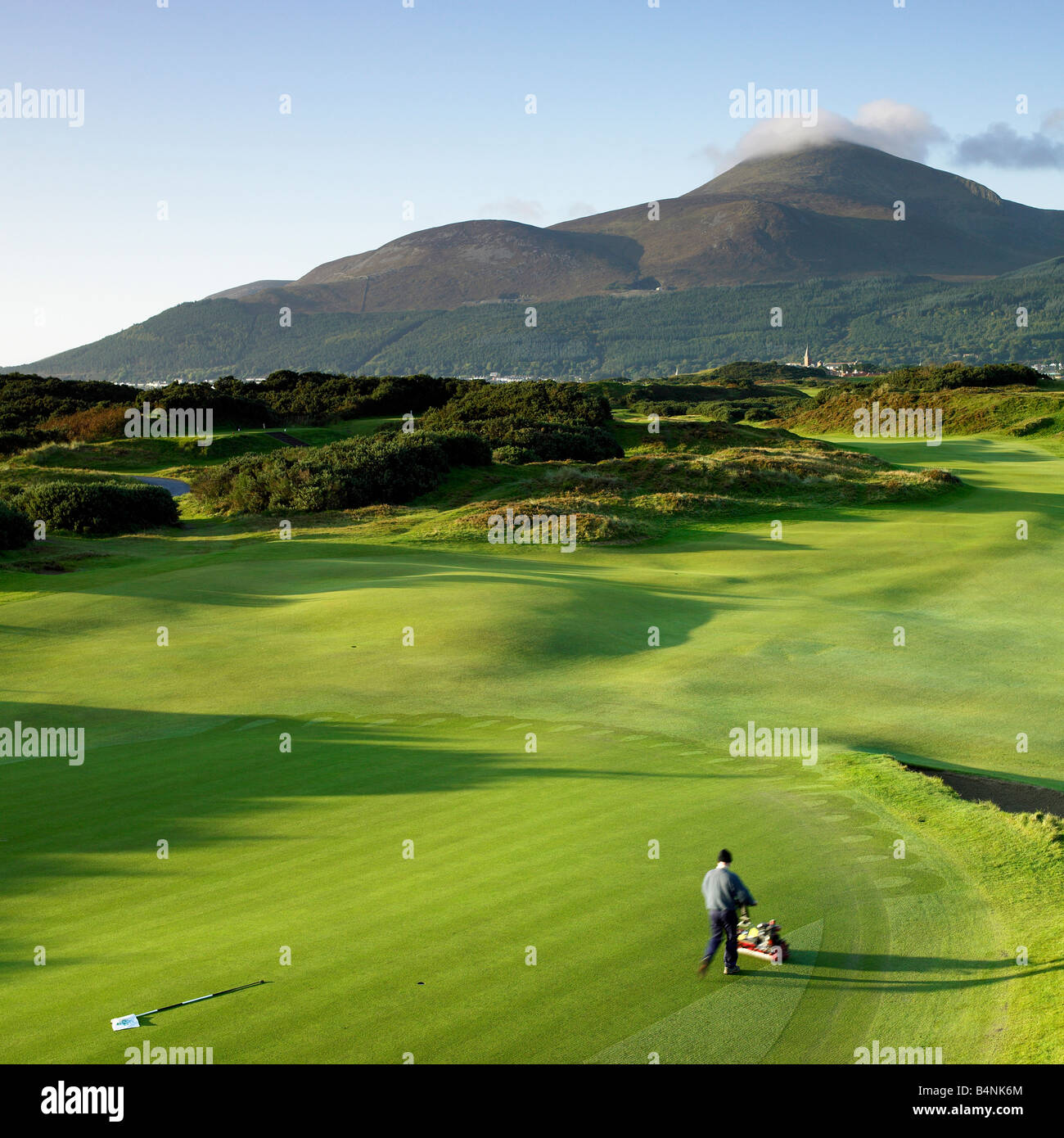 Royal County Down Golf Club Fairways gekürzt in den frühen Morgenstunden Mourne Mountains im Hintergrund Stockfoto