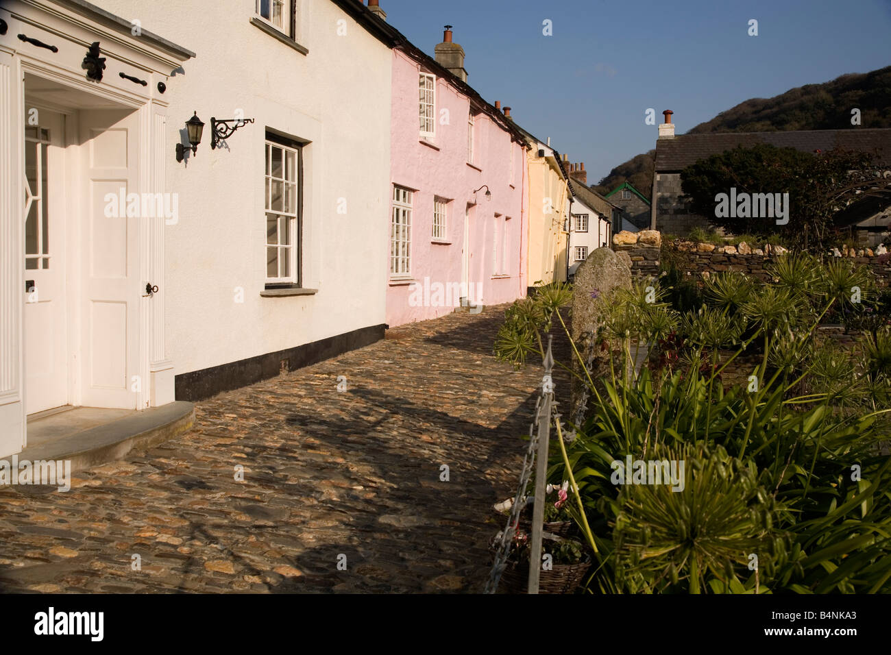 Frisch gestrichene Häuser in Boscastle Cornwall Stockfoto