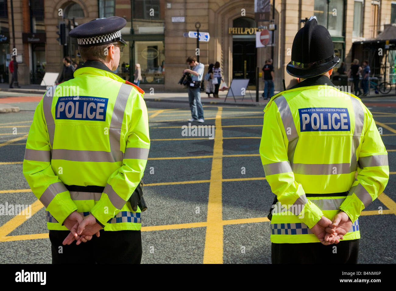 Polizisten auf den Straßen von Manchester Lancashire England Vereinigtes Königreich GB Großbritannien Britische Inseln Europa EUz7s8 Stockfoto