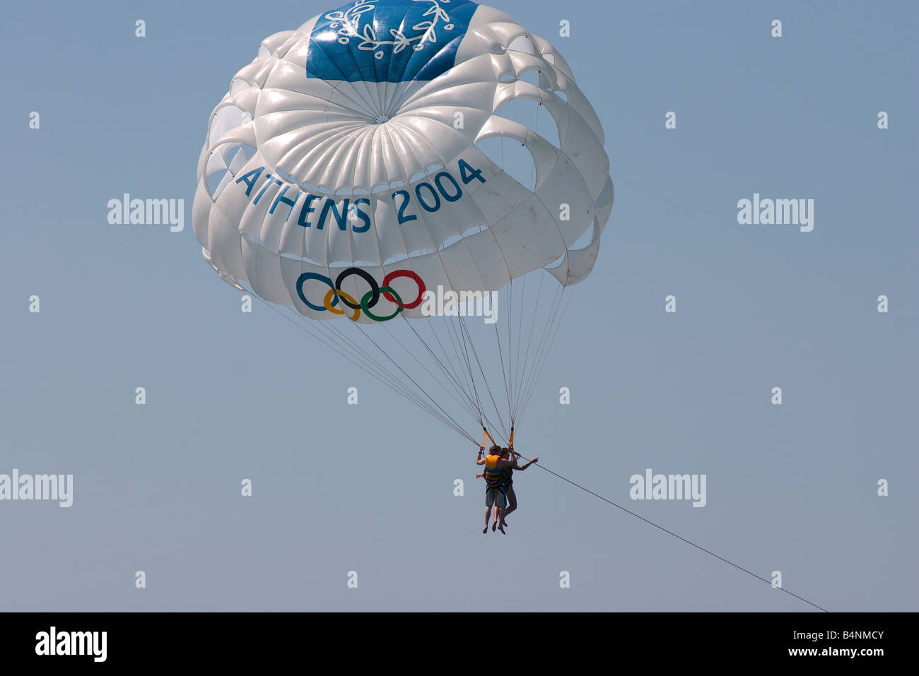 Zwei Menschen, die unter einem Fallschirm Athen Olympics 2004 feiert parasailing Stockfoto