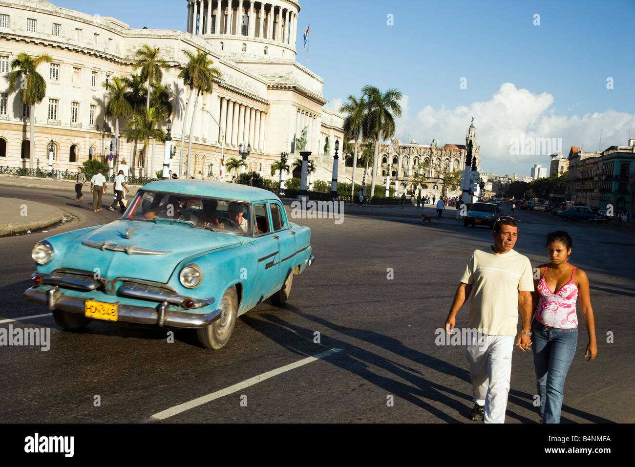Amerikanische Oldtimer mit El Capitolio im Hintergrund Stockfoto