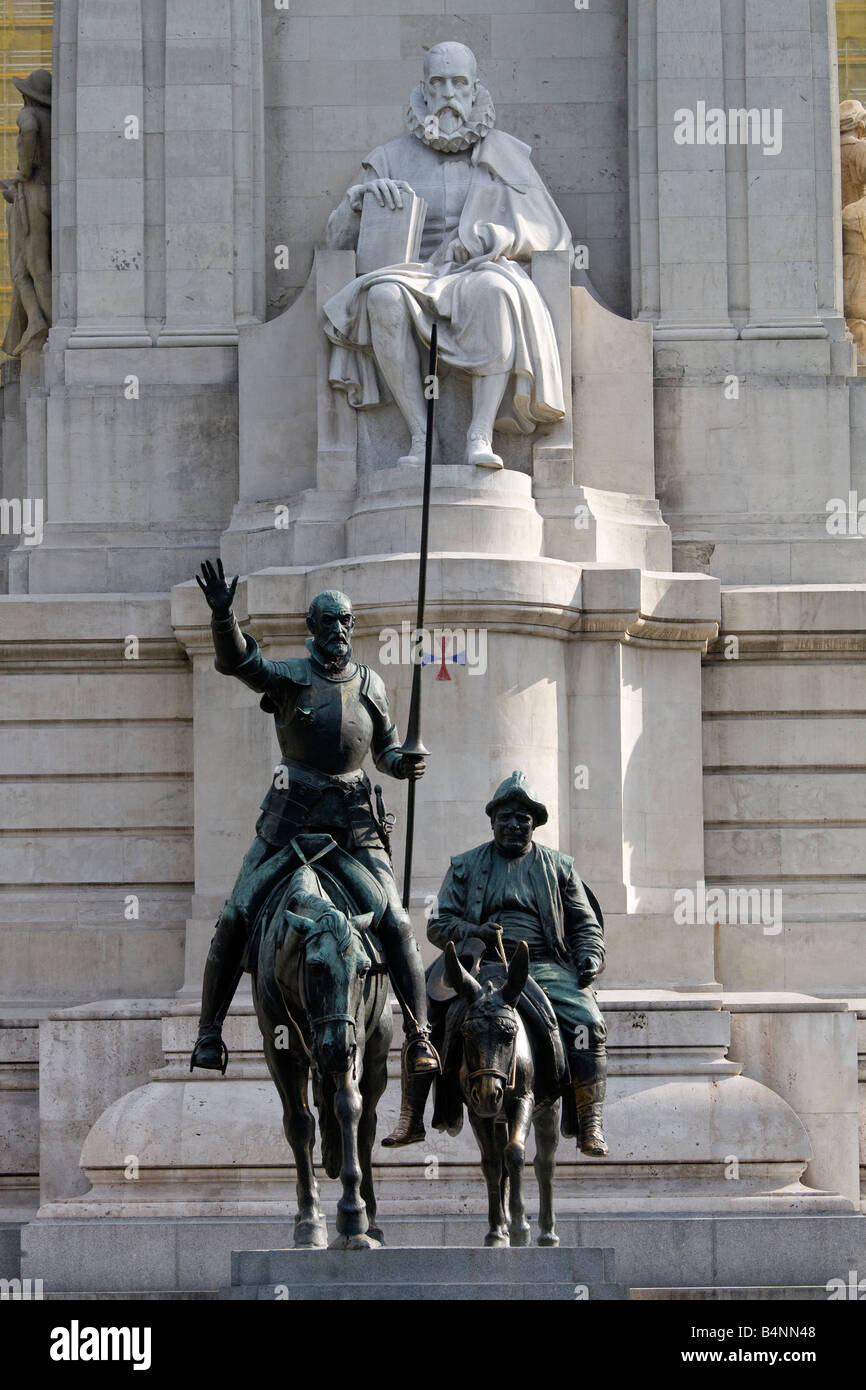 Statue von Don Quijote und Sancho Panza, mit Cervantes schaut Stockfoto