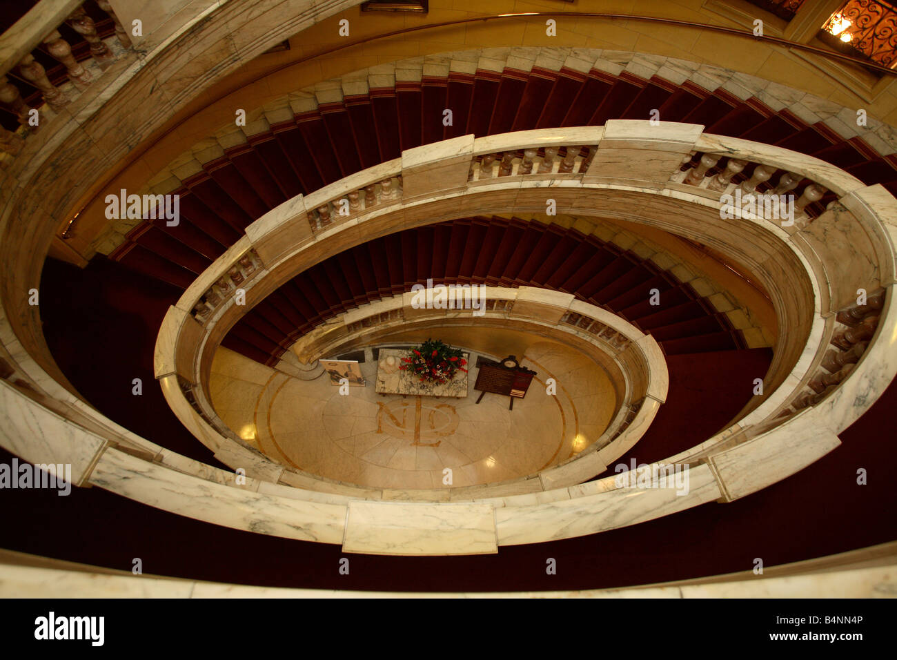 Treppe im Royal Horseguards Hotel, London, England. Auch bekannt als One Whitehall Place und The Natioanl Liberal Club. Stockfoto