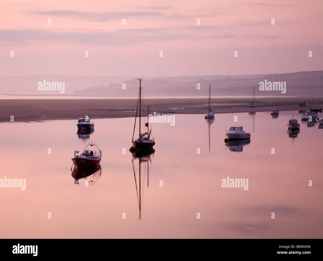 Ruhigen malerischen Sonnenaufgang über Fluss Camel Mündung Padstow, Cornwall Stockfoto