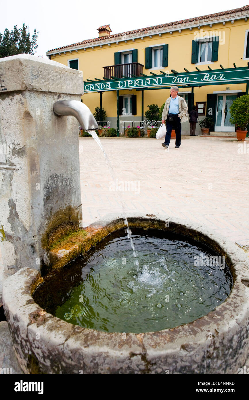 Wasser-Brunnen vor dem Gasthaus Cipriani Torcello Insel Laguna Nord Venetien Italien Stockfoto