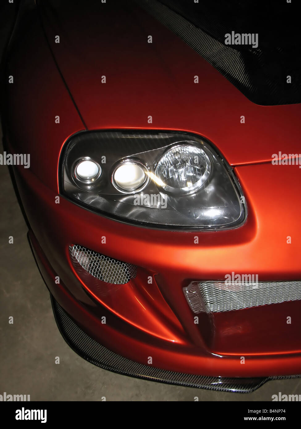 Frontscheinwerfer Motorhaube und Frontschürze Bodykit eines sportlichen japanischen importieren Auto alle aufgemotzt Stockfoto