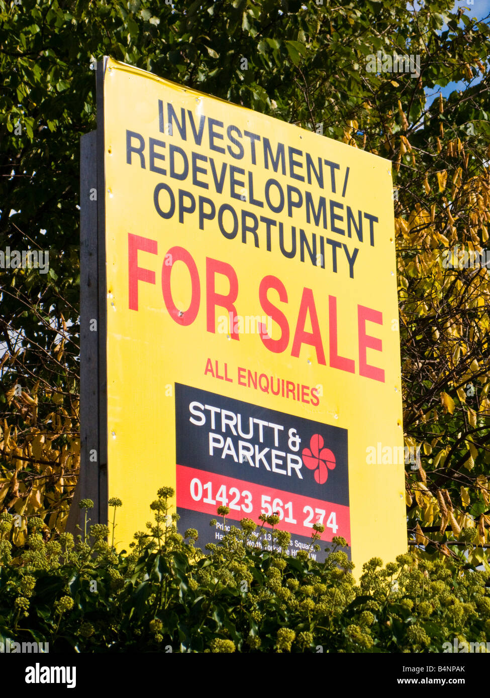 Für Verkaufsschild bietet Immobilien als Investition oder Sanierung Chance UK Stockfoto