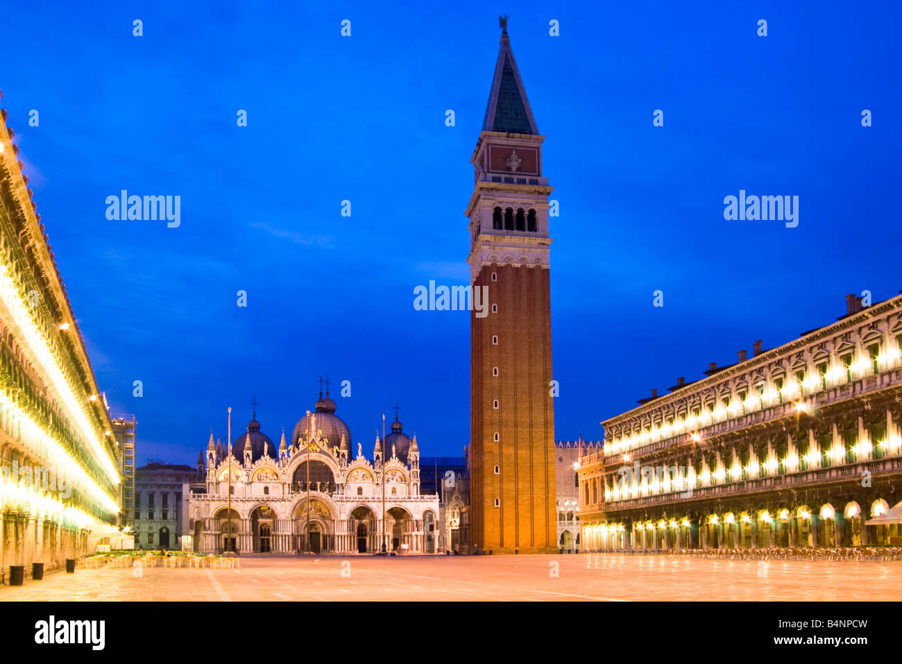 Das Campanile & Basilica di San Marco auf der Piazza San Marco, Venedig, Italien. Stockfoto