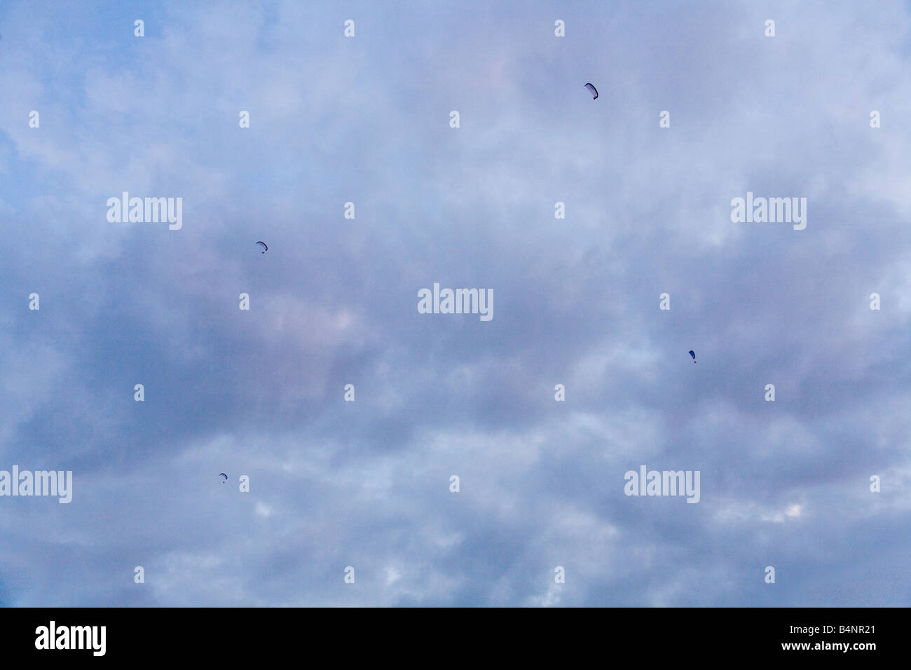 Eine Reihe von sehr hohen Microlight Flugzeug erscheint wie Punkte in den Himmel. Stockfoto
