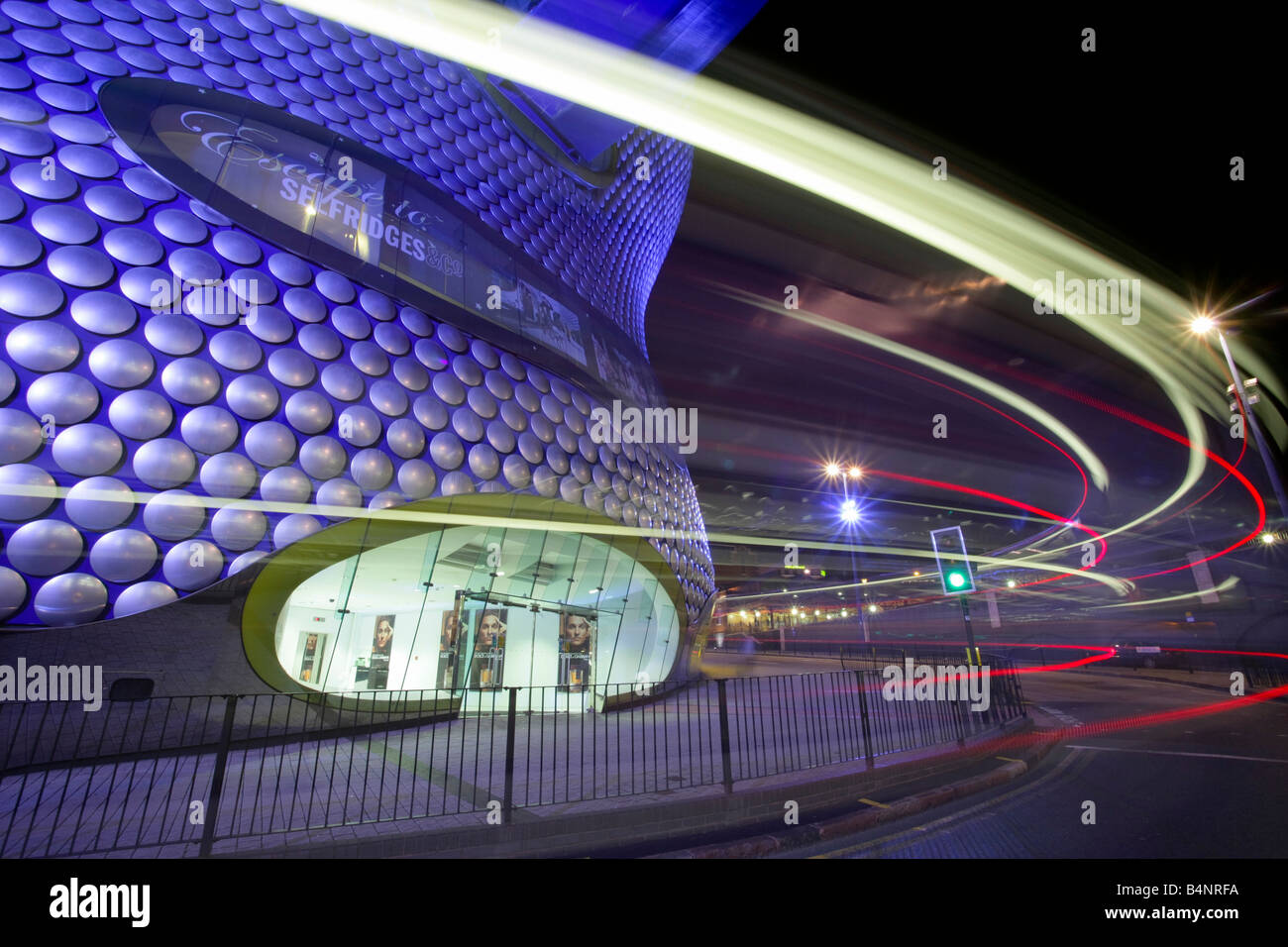 Das Selfirdges Gebäude an der Bullring Shopping Centre in der Nacht mit Traffic Routen Birmingham England UK Stockfoto