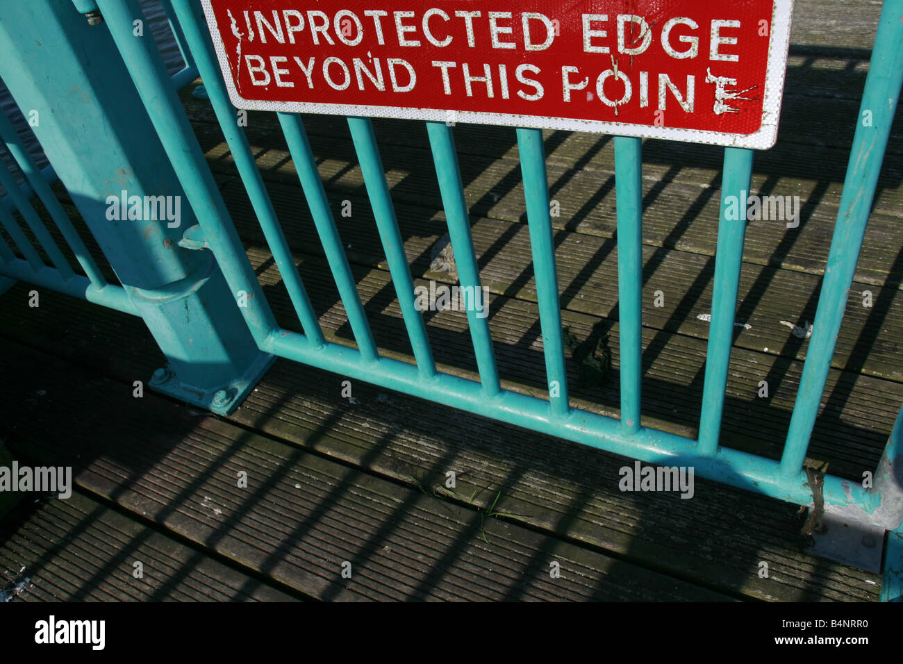 ungeschützte Kante hinter diesem Punkt-Zeichen auf dem Seeweg in Wales, uk Stockfoto