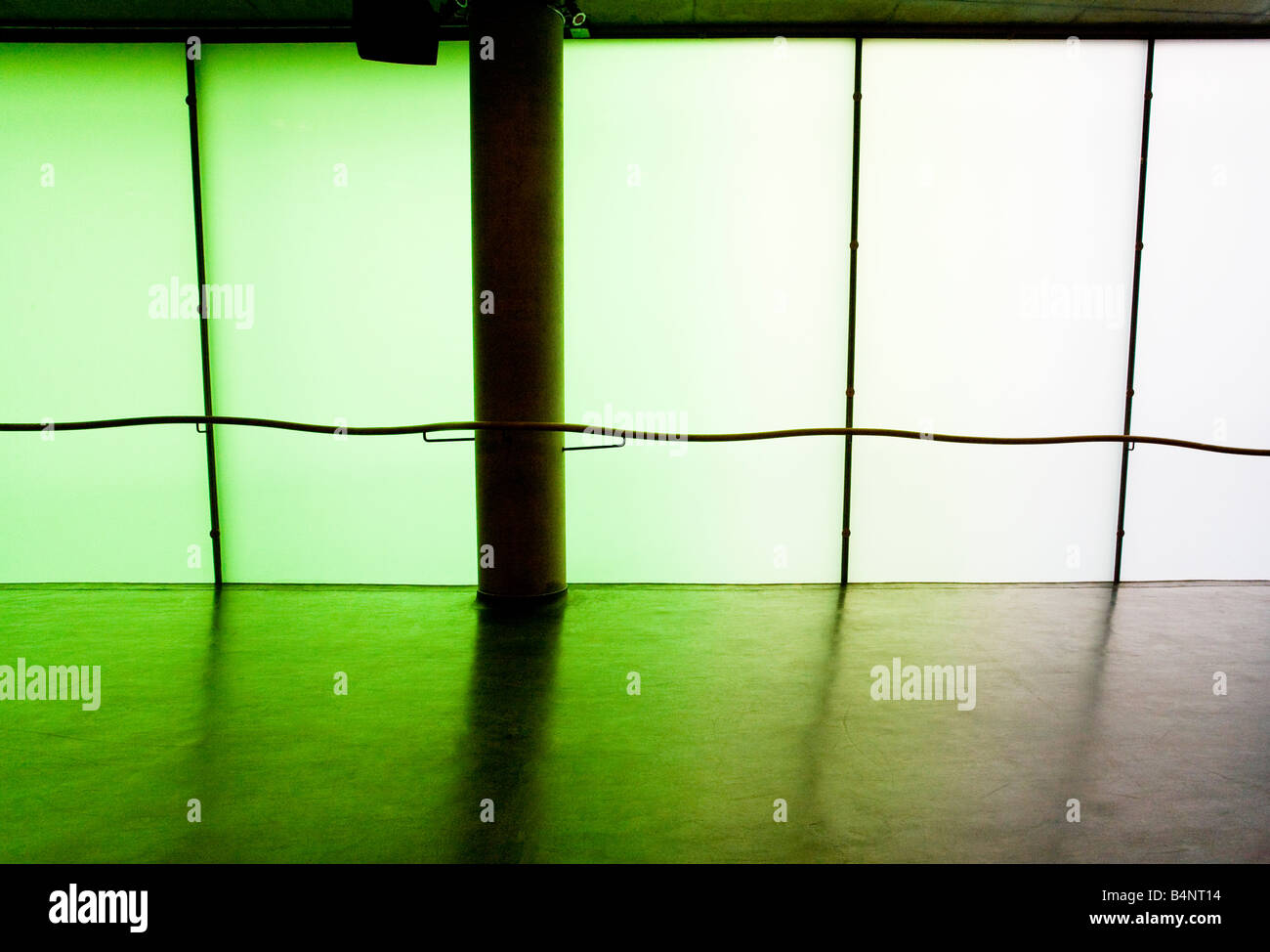 Ein abstraktes Interieur mit Sonnenlicht um zu seltsame und lebendige Farben zu schaffen. Stockfoto