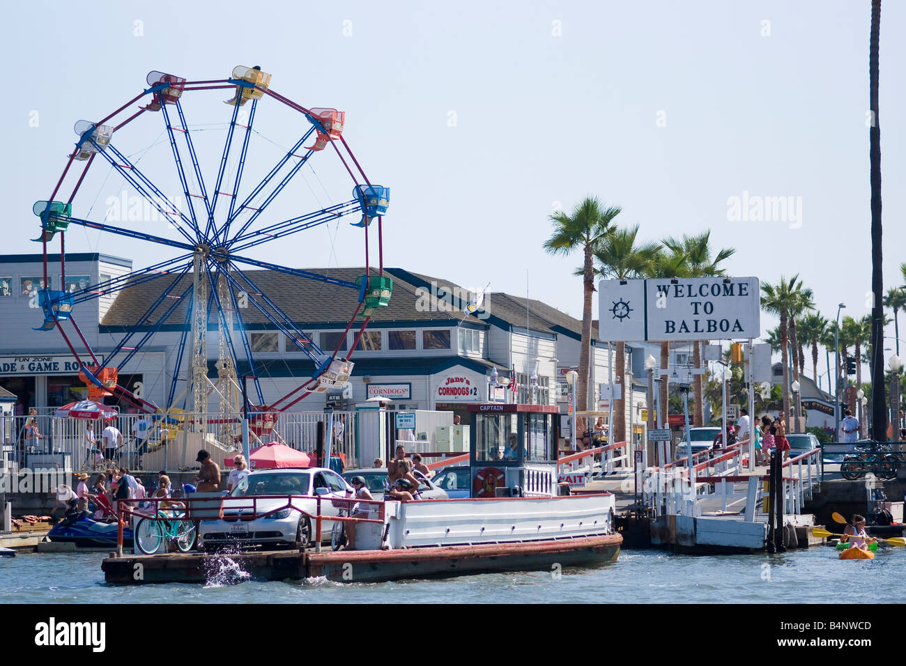 Riesenrad und Fähre in Newport Beach, Kalifornien. Stockfoto