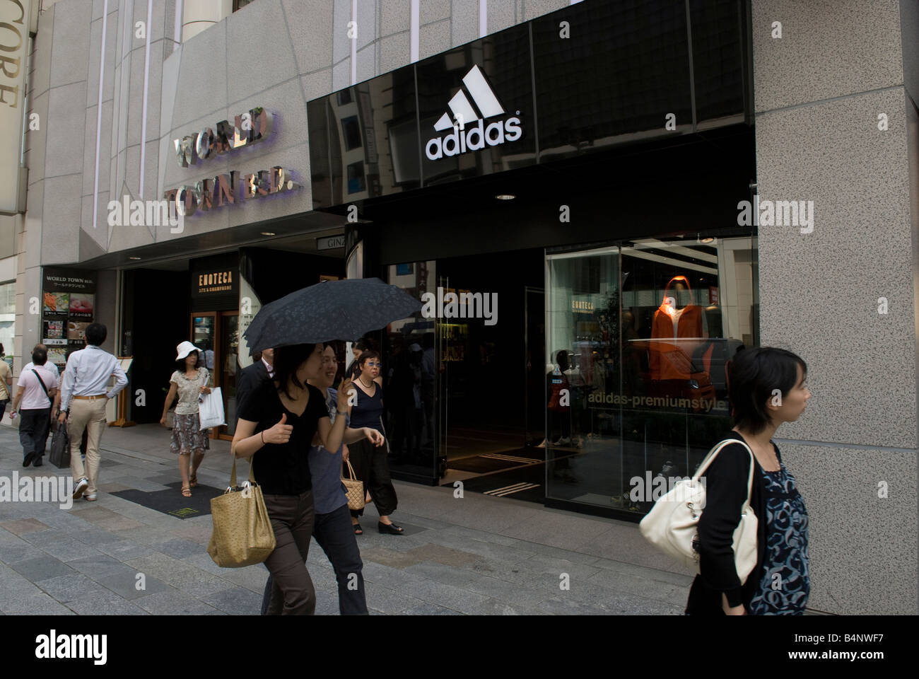 Adidas Store in Ginza Dori, Tokio Stockfoto