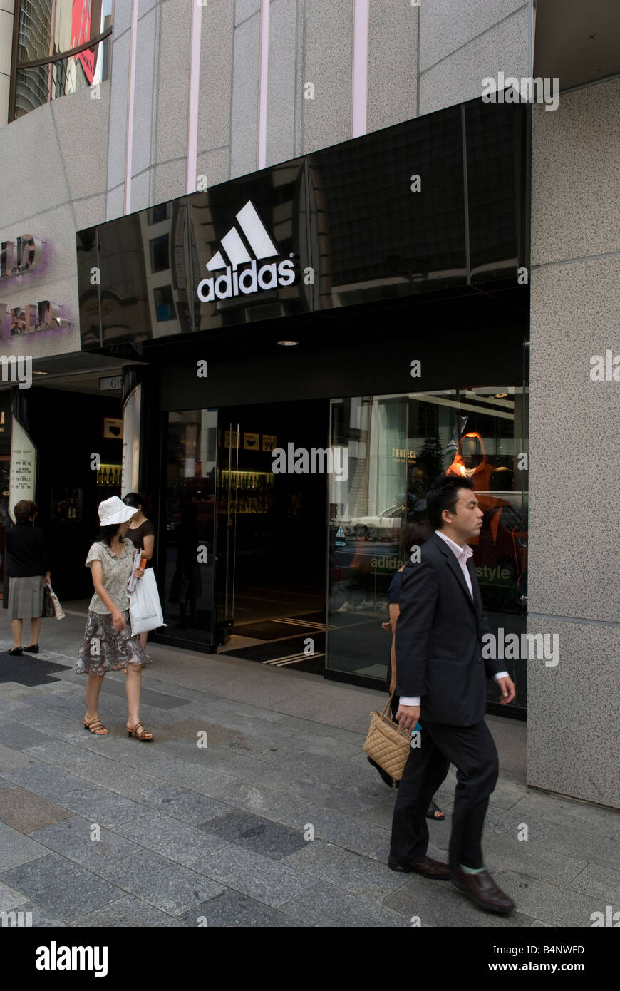 Adidas Store in Ginza Dori, Tokio, Japan Stockfotografie - Alamy