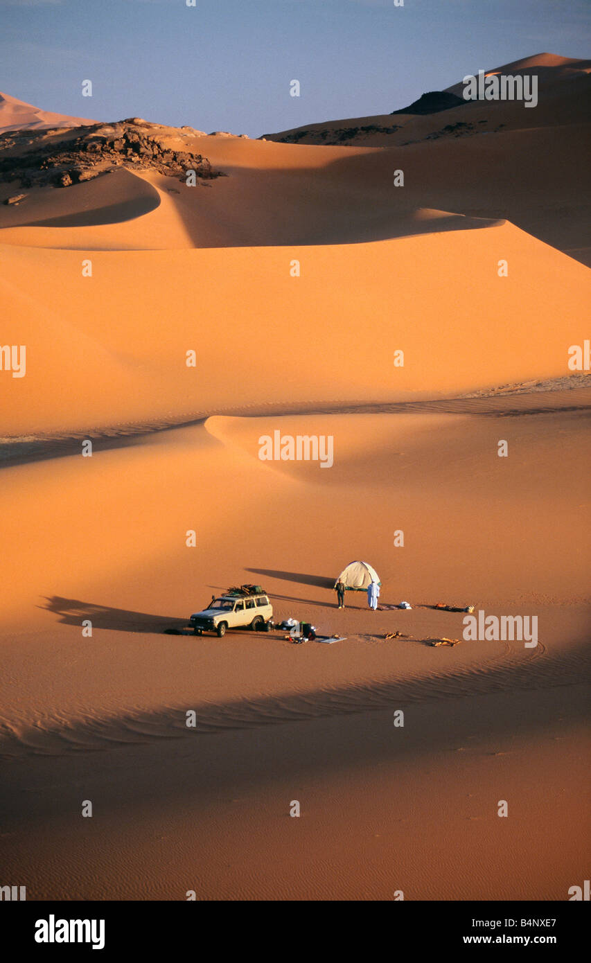 Algerien Djanet Männer der Tuareg Stamm und Touristen camping Wüste Sahara Stockfoto