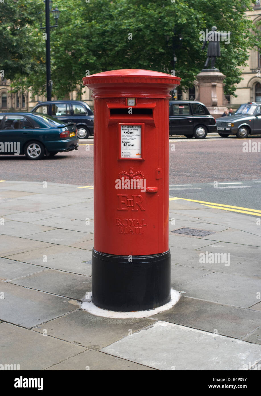 Ein neues, aber traditionell gestaltete rote Säule Box in Manchester, England, mit Elizabeth II-Chiffre. Stockfoto