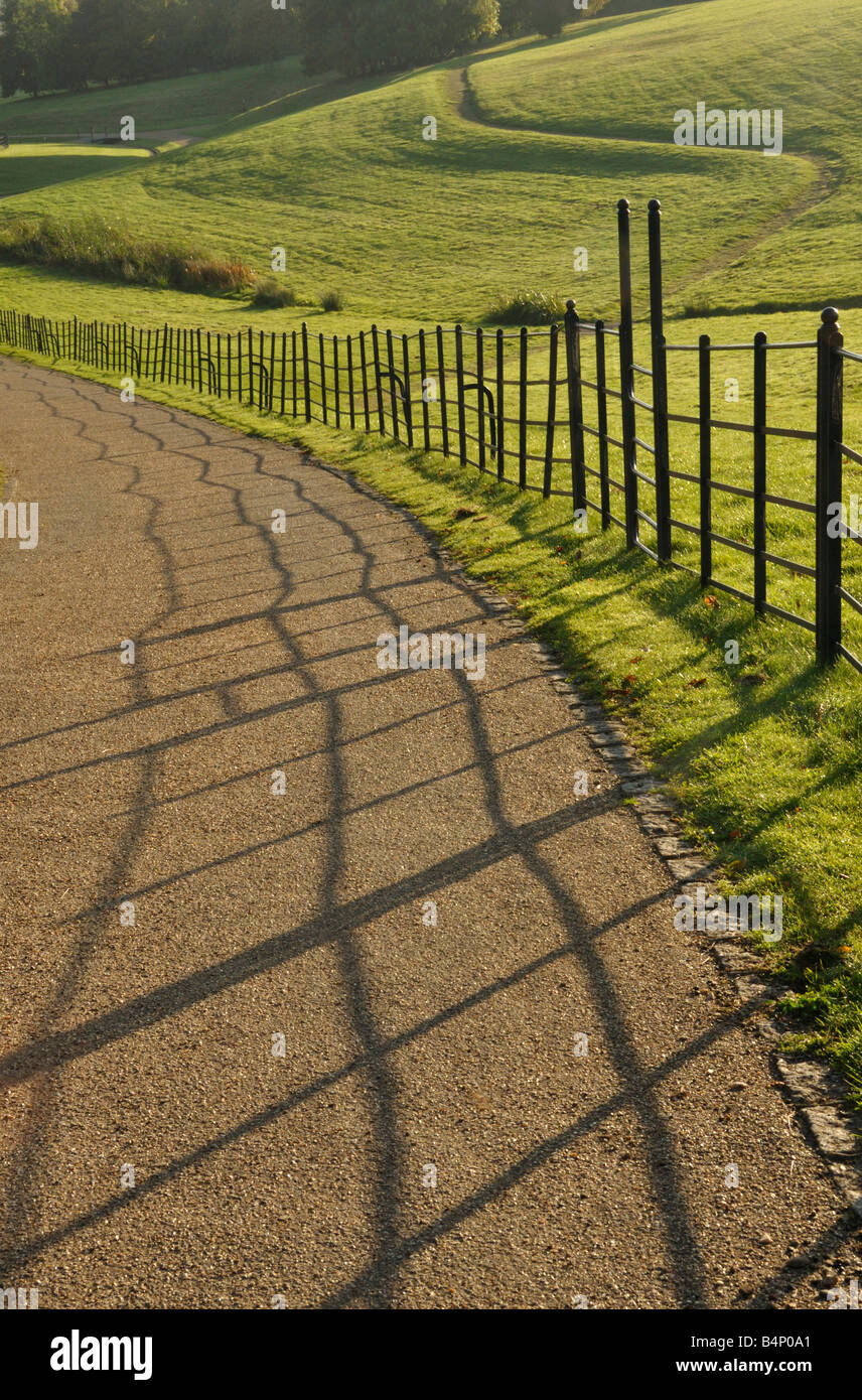 Zaun und Schatten Campbell Park Milton Keynes Stockfoto