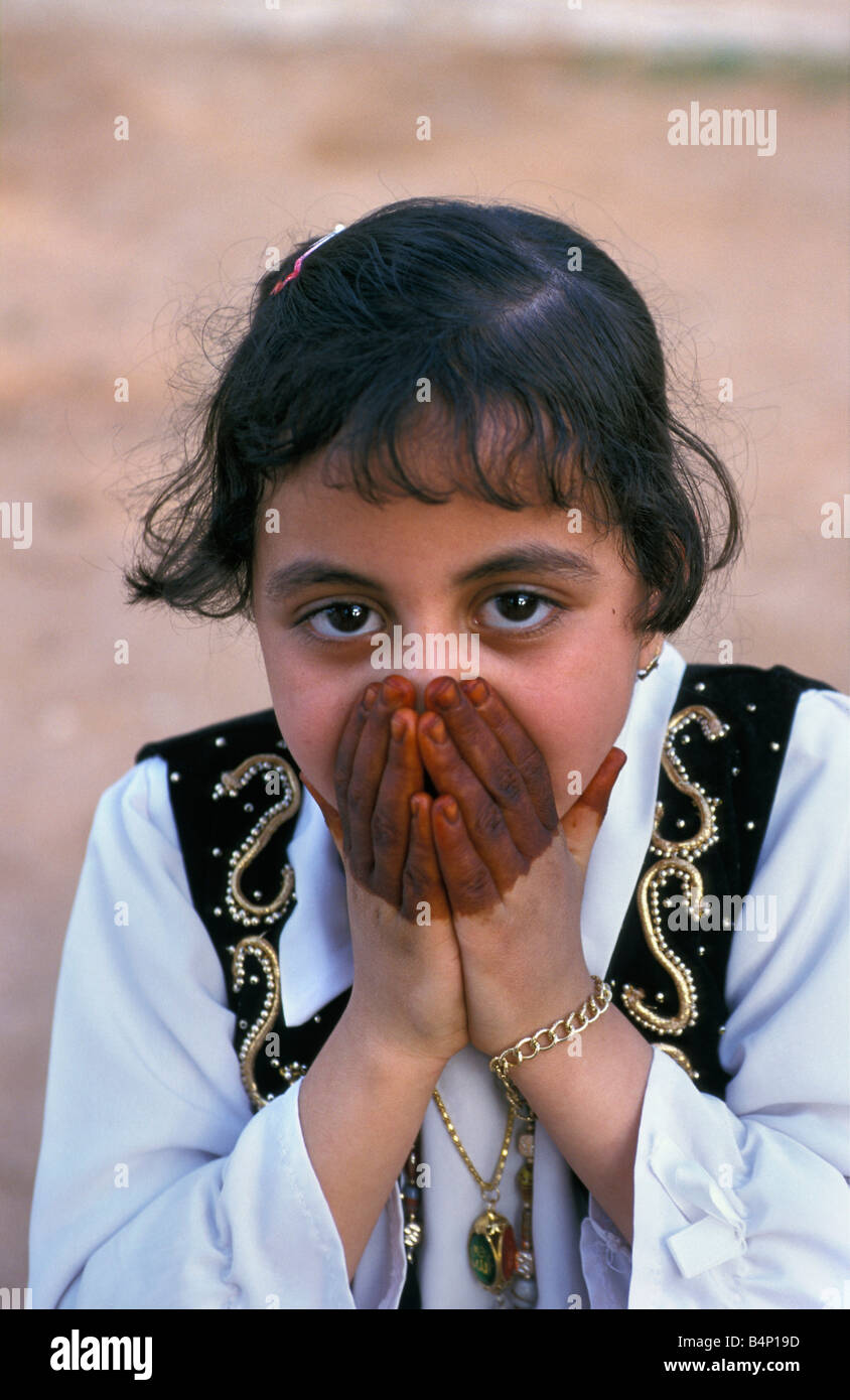 Algerien Ghardaia kleines Mädchen mit Henna auf ihre Hände die Wüste Sahara Stockfoto