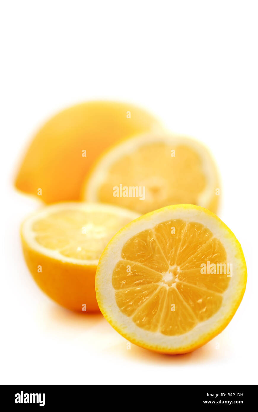 Mehrere Zitronen-Hälften isoliert auf weißem Hintergrund Stockfoto